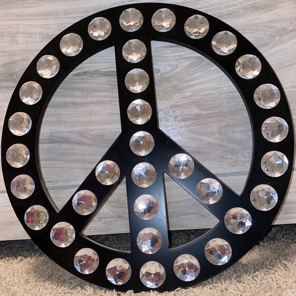 Super cute diamond piece sign decor!!